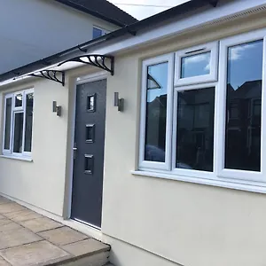 Beechfield House Modern Studio Self-contained Unit With Free Wifi And Parking And Kitchen Area 4m From Centre And Castle Cardiff