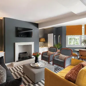  Apartment With Private Parking