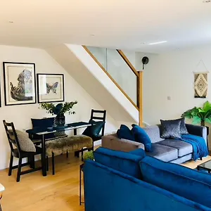  Holiday home Modern Luxurious House With Parking And Garden